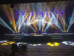 天茨廣告打造的絢麗多彩的舞臺(tái)燈光效果圖